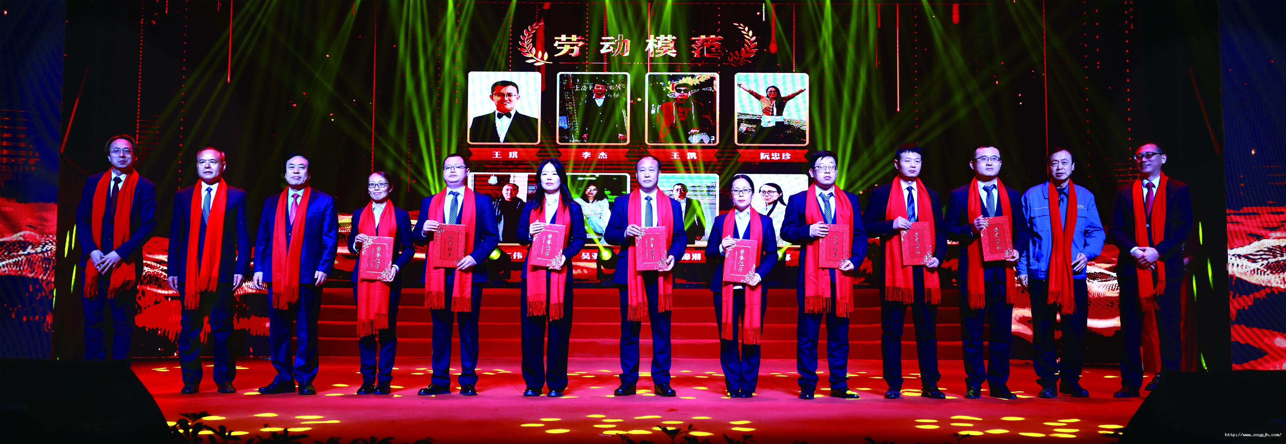 1版 董事長與勞模合影 拷貝.jpg